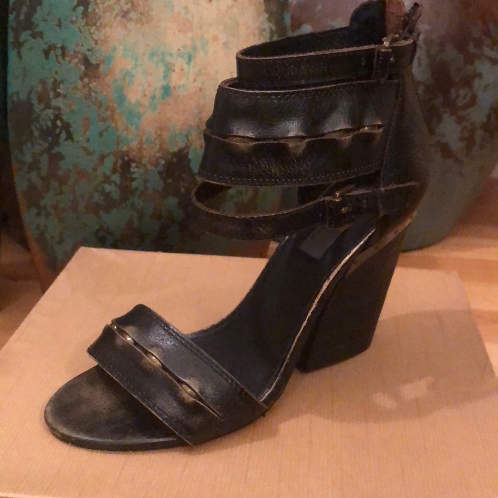 💎SOLD💎Mia Limited Edition Leather Sandals - Picture 2 of 8